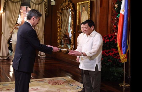 新任美国驻菲律宾大使金成（Sung Kim）6日向菲律宾总统杜特地递交国书，并在推特留言，称将与菲律宾政府共同推进双边关系。