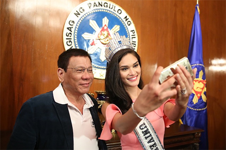 环球小姐选美赛将於2017年在马尼拉举行，因铁腕扫毒而有硬汉形象的菲律宾总统杜特地，可能出席加冕晚会，甚至打破规定担任评审。