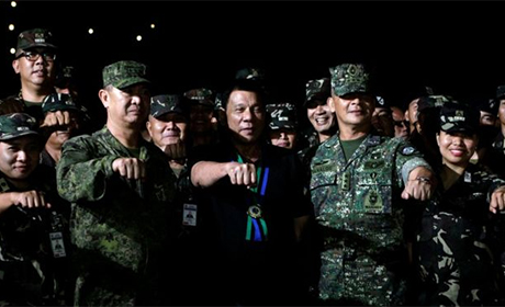 菲律宾总统杜特地在星期日（12月11日）访问塞维拉诺阿基诺军营。