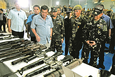中国将向菲律宾军队提供武器，总统杜特地已经指示国防部长德芬•洛伦扎纳派出一名将军前往北京接收这批枪支装备。