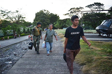 在菲律宾军方的追剿压力下，南部恐怖组织阿布沙伊夫今天释放了2名印尼籍船员。