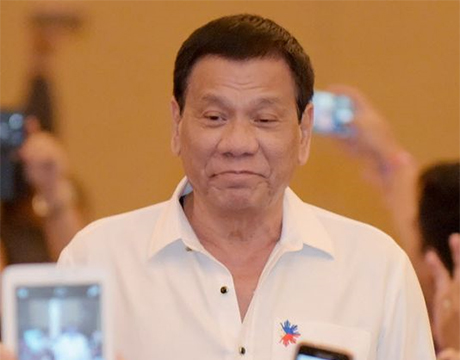 针对美国「千禧挑战合作计画」（MCC）暂缓决定是否继续援助菲律宾，菲总统杜特地17日再次扬言废止菲美军事部队互访协定，并呛说，想继续在菲国驻军就得付钱。