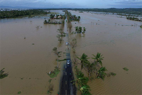 强台「纳坦」26日横扫菲律宾群岛，造成至少6人死亡丶8人失踪；强台挟带狂风豪雨与毁灭性洪灾，打坏了耶诞节气氛。