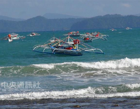 菲律宾是由7000多座大小岛屿组成，各类船只成为重要 交通工具之一。图为菲国常见的「螃蟹船」，因两旁伸 出平衡架远看像螃蟹而得名，也有人称「蜘蛛船」。（中央社记者林行健巴拉旺岛摄）