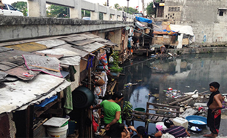 菲律宾民调机构「社会气象站」16日公布的报告显示， 2016年约有44%的菲律宾家庭自认为贫穷，这是1987年 以来最低年度比率。图为马尼拉市贫民区一瞥。 