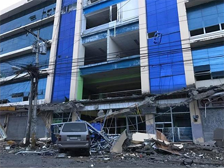 菲律宾南部苏瑞高市10日晚间发生规模6.7强震，有多栋建筑物出现裂痕或倒塌。