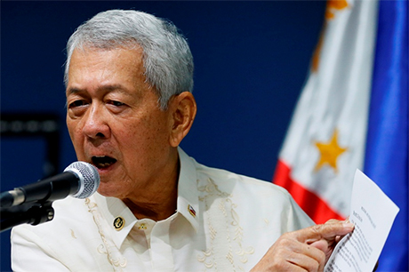 菲律宾外交部长雅赛23日在马尼拉与媒体记者餐叙时说 ，菲律宾不会放弃对南海所占岛礁的主权，称菲国对这些海上地物的主张「毫不妥协」。
