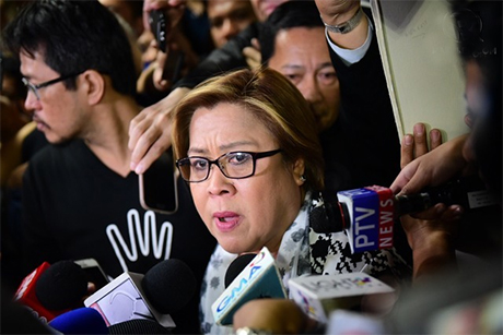 菲律宾法院今天对高调反对总统杜特地（Rodrigo Duterte）毒品战的参议员德利马（Leila de Lima）发布逮捕令。