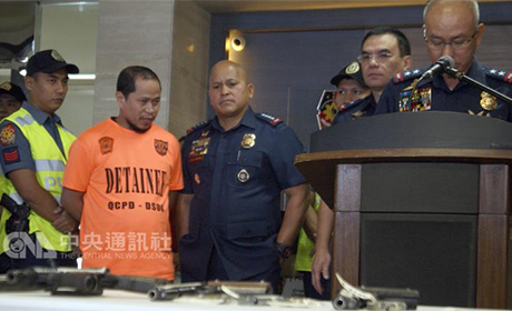 菲律宾警方21日宣布在奎松市逮捕一名来自南部的恐怖 分子伊布拉欣（橘衣），警察总长德拉罗沙（中）警告 ，此案显示恐怖组织已混入首都大马尼拉地区。