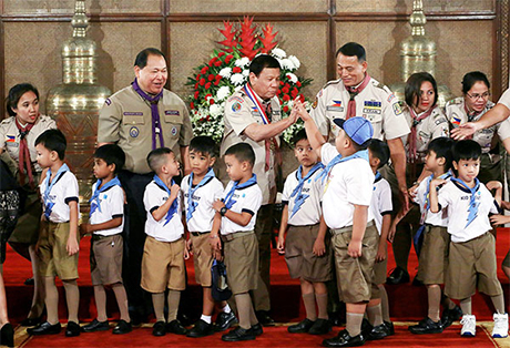 菲律宾总统杜特地3日与菲律宾童军的小朋友们见面，谈话中少了耳熟能详的三字经，但仍难脱暴戾之气。