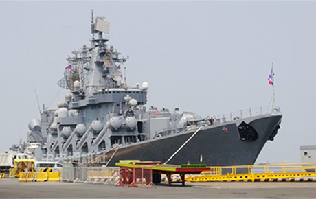 俄罗斯太平洋舰队旗舰「瓦雅格号」（Varyag）20日抵菲，展开4天亲善访问。图为瓦雅格号停泊在马尼拉第15号码头。（中央社记者林行健马尼拉摄）