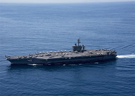 美国海军表示，美国航空母舰「卡尔文森号」（图）领导的打击群23日在菲律宾海与日本军舰展开联合演习。
