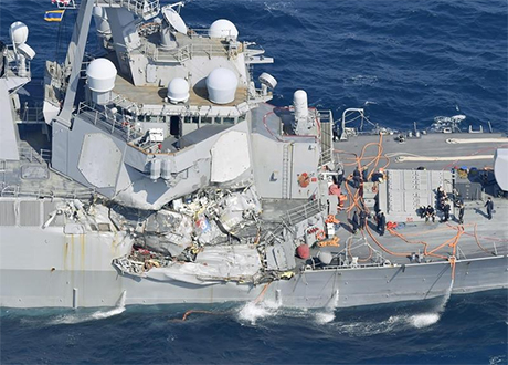 一艘美国海军驱逐舰在日本外海与一艘菲律宾籍商船相撞後，日本海上保安厅直升机已将一名受伤的美国海军官兵载离驱逐舰并且送医。