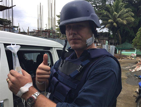 菲律宾南部马拉韦市恐怖分子动乱，一名澳洲籍记者在采访时被流弹击中颈部，所幸他命大，子弹卡在下颚，他说，差一公分就再见「全垒打」了。