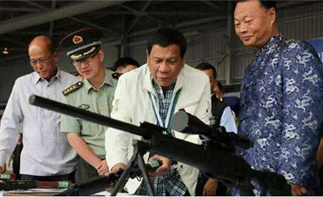在接收仪式上，菲律宾总统杜特地亲自体验中国轻武器。