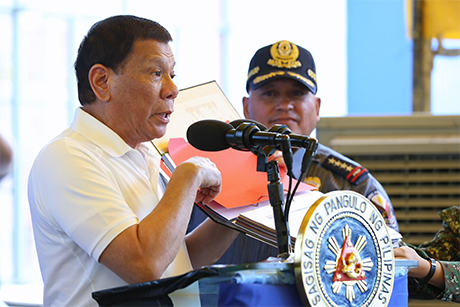 菲律宾总统杜特地22日表示，考虑将扫毒主导权交还给警方。