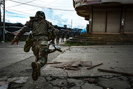 菲律宾围剿南部大城马拉韦市＂马巫德集团＂恐怖组织。