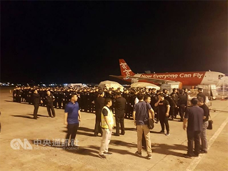 菲律宾政府3日晚间将78名台籍嫌犯交给中国公安，乘天津航空公司包机4日清晨起飞前往天津。图为150名中国公安3日深夜在马尼拉国际机场停机坪准备遣送作业。