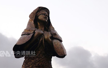 设立在马尼拉湾畔的慰安妇雕像，女子身穿传统国服，双眼被布条蒙住，两手紧抓头巾及衣领，彷佛害怕被人剥去。但这尊雕像已於27日晚间被菲国公共工程暨公路部及马尼市政府拆除。