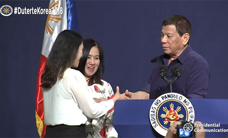 菲律宾总统杜特地在首尔嘴对嘴亲吻一名女性菲侨引发议论。