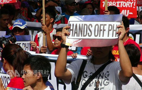 菲律宾最近一份民调显示，在南海争议的笼罩下，菲国民众不信任中国。图为菲律宾民众抗议中国在南海造岛。