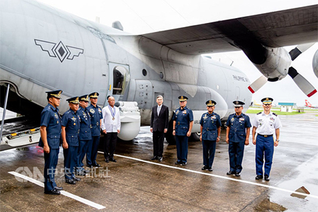 美国驻菲大使金成（右5）14日代表美国政府捐赠一套「特种机载任务安装与反应（SABIR）系统予菲律宾，协助菲国提升海洋巡逻及人道救灾能力，由菲律宾国防部长罗伦沙纳（左5）代表接受。