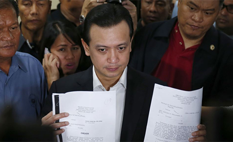 2018年9月5日，在菲律宾马尼拉南部巴赛市举行的菲律宾参议院新闻发布会上，菲律宾反对派参议员安东尼奥·特里拉内斯手持审判法庭决定给予他大赦的副本。