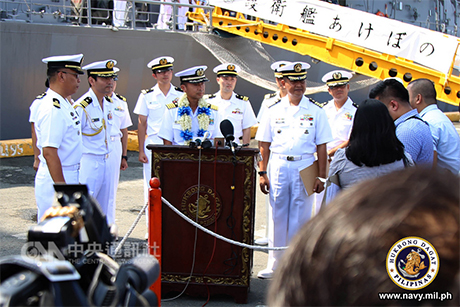日本海上自卫队村雨级护卫舰「曙」号27日抵菲展开3天访问。图为日本海上自卫队第5护卫队司令中村让介致词。