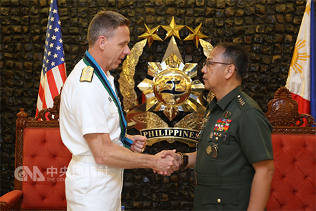 菲律宾三军参谋总长加维斯（Carlito Galvez Jr.）（右）26日在三军总部会见了美国印度太平洋司令部司令戴维森（Philip Davidson），两人讨论了菲美夥伴关系，以及菲美联盟对印度太平洋区域稳定的重要性。