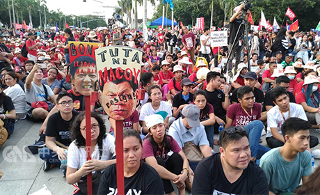 菲律宾军方声称，菲共已渗透到18所大专院校，招募学生参与推翻总统杜特地的阴谋。图为9月21日马尼拉市一场群众示威活动，参加者多是大学生，他们指责杜特地独裁统治丶罔顾人权。（档案照片）