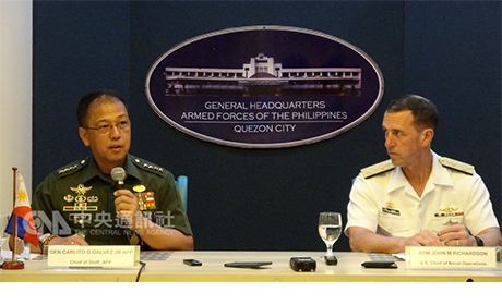 美国海军军令部长李察逊（右）与菲国参谋总长加维斯（左）29日在菲律宾三军总部召开联合记者会，确认美菲军事联盟关系。