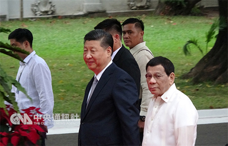 中国国家主席习近平20日对菲律宾展开为期两天的国事访问。图为习近平（前左）在菲律宾总统杜特地（前右）陪同下，步过马拉坎南宫草坪。