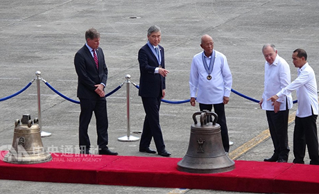 美国政府11日把117年前从中部一座教堂夺走的3座大钟归还给菲律宾。美国驻菲大使金成（左二）丶菲律宾国防部长罗伦沙纳（中）和多名官员，检视大钟。