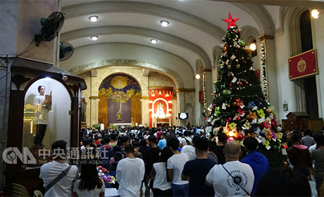 菲律宾长达9天的传统耶诞习俗「九日晨弥撒」16日正式开始，天主教徒拂晓前涌进教堂，感谢上帝过去一年的恩典，也为未来的一年祈福。马拉尼市圣克鲁兹教堂内，耶诞树上挂满信徒的许愿条。