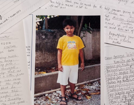 2018年12月17日由国际慈善提供的这一资料照片展示了美国前总统乔治•赫伯特•华克•布什的书信。老布什与当时7岁的菲律宾男孩蒂莫西（Timothy）成了笔友，他用化名乔治•华克（George Walker）资助了蒂莫西10年。