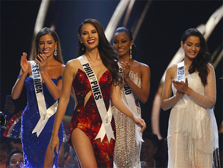 2018年12月17日（星期一），在泰国曼谷举行的第67届环球小姐比赛决赛期间，菲律宾小姐卡特里奥娜•格雷（左起第二位）走上舞台。