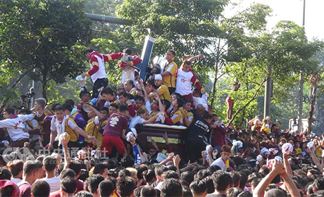 号称菲律宾场面最大的宗教民俗盛会「黑拿撒勒人出巡」9日登场，近百万信徒沿途迎驾，挥舞毛巾丶嘶声呐喊，甚至争相爬上花车，气氛狂热。