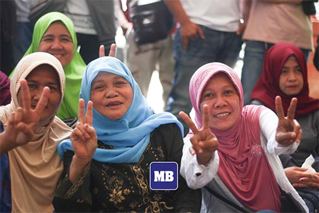 周二，哥打巴托市的邦萨摩洛组织法公民投票在一个计票中心计算，穆斯林妇女兴致勃勃地等待着。
