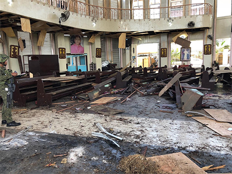 菲南苏禄省和鲁镇大教堂接连发生爆炸，教堂内满目疮痍。