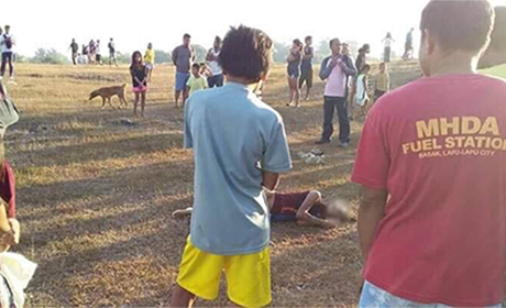 在拉普拉普市（Lala-Lapu City）邦卡尔（Bangkal）社的一块空地上找到了克里斯蒂娜•李•斯拉万（Christine Lee Silawan）的尸体，一半的脸皮被剥去了。好奇的旁观者正在围观。