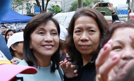 菲律宾副总统林丽妮 （左）在香港与菲律宾劳工合照。