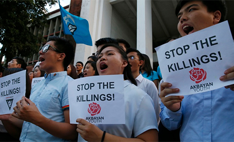 菲律宾大学的学生日前举行集会，敦促政府停止法外杀戮。