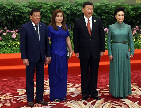 中国领导人习近平和夫人彭丽媛在北京会见菲律宾总统杜特地和伴侣阿旺塞纳。