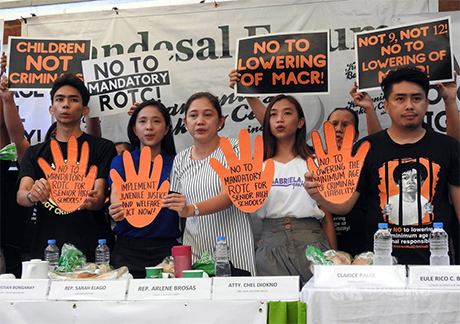 菲律宾众议员布罗沙斯（Arlene Brosas）（中）丶艾拉戈（Sarah Elago）（左2）和民间团体代表28日出席在马尼拉都会区举办的「面包座谈会」，反对降低儿童犯罪究责年龄。
