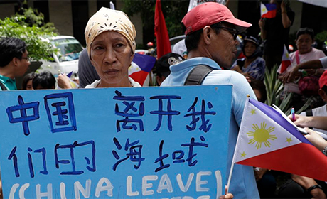 菲律宾民众在马尼拉中国总领馆前抗议中方行径。