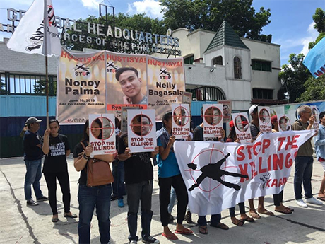 群衆在菲律宾武装部队总司令部门外抗议左翼人士诺诺伊・帕尔马丶瑞恩・赫比拉和纳里・巴格萨拉近期接连遇害。