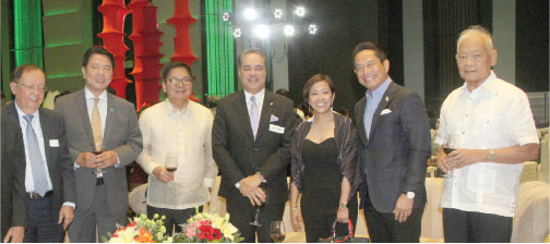 菲律宾中央银行（BSP）金融董事（Monetary Board Member）小德祖尼加（Juan D. de Zuniga, Jr.），法维拉（Peter Favila），前菲律宾中央银行（BSP）董事小特唐克（Amado M. Tetangco Jr.），巴拿马（Panama）大使阿尔瓦拉多（Rolando Guevara Alvarado），马卡蒂市（Makati City）市长艾比•比奈（Abby Binay），托莱多（Mike Toledo）律师，拉亚（Jaime C. Laya）博士 图片来源：（来自 Noel Pabalate，Manny Llanes 和 Jansen Romero 的照片；马尼拉公报生活方式）