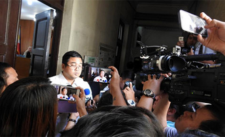马尼拉地区初审法院2019年9月18日宣布广大兴案判决，8名开枪射击的菲律宾海岸防卫队人员被判杀人罪成立。菲国媒体相当关注这起案件，图爲被告律师在法庭外受访。 