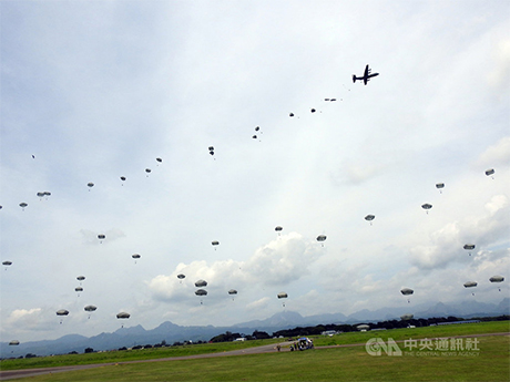 菲律宾和美国首度进行的联合空降作战演习19日在位於吕宋岛的巴塞空军基地登场，共500多名伞兵参与。菲国军方22日开放媒体采访，伞兵空降场面壮观。