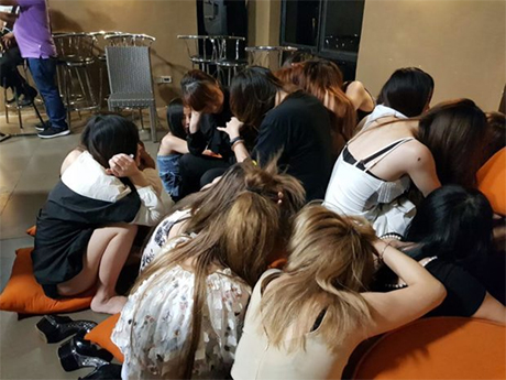 周一晚上，三十五名中国女子在马卡蒂市一家据称爲卖淫窝点中获救，然後被警方拘留。